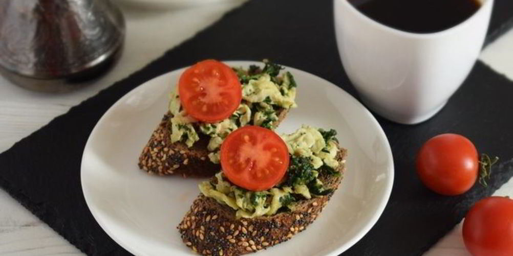 Как приготовить тосты со шпинатом, яйцами и пармезаном