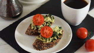 Рецепт Тостов со шпинатом, яйцами и пармезаном