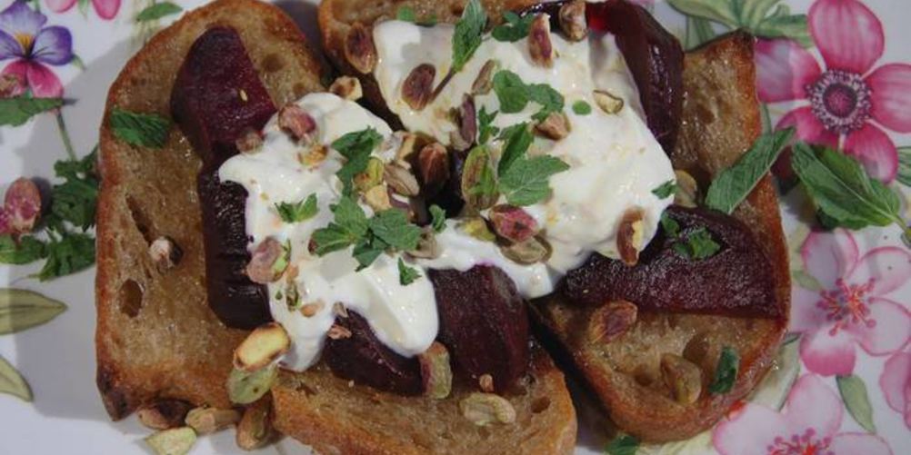 Как приготовить тосты со свеклой, фисташками и йогуртовой заправкой