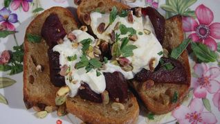 Рецепт Тостов со свеклой, фисташками и йогуртовой заправкой