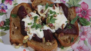 Рецепт Тостов со свеклой, фисташками и йогуртовой заправкой
