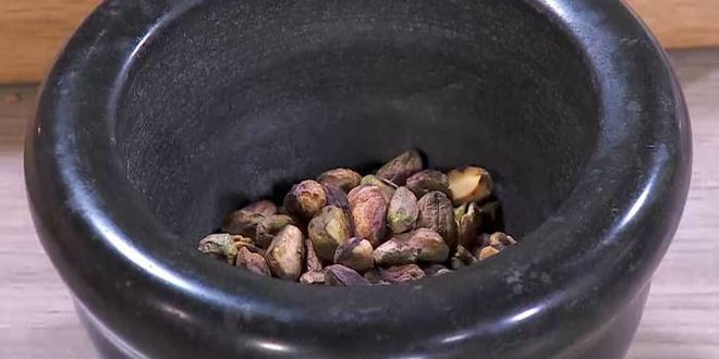 Рецепт тостов со свеклой, фисташками и йогуртовой заправкой