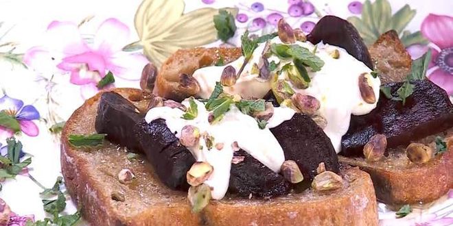 Рецепт тостов со свеклой, фисташками и йогуртовой заправкой