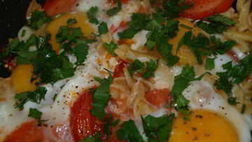 Рецепт Глазуньи с макаронами и помидором