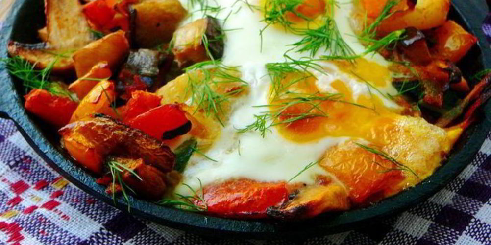 Как приготовить картофель с шампиньонами и яичницей