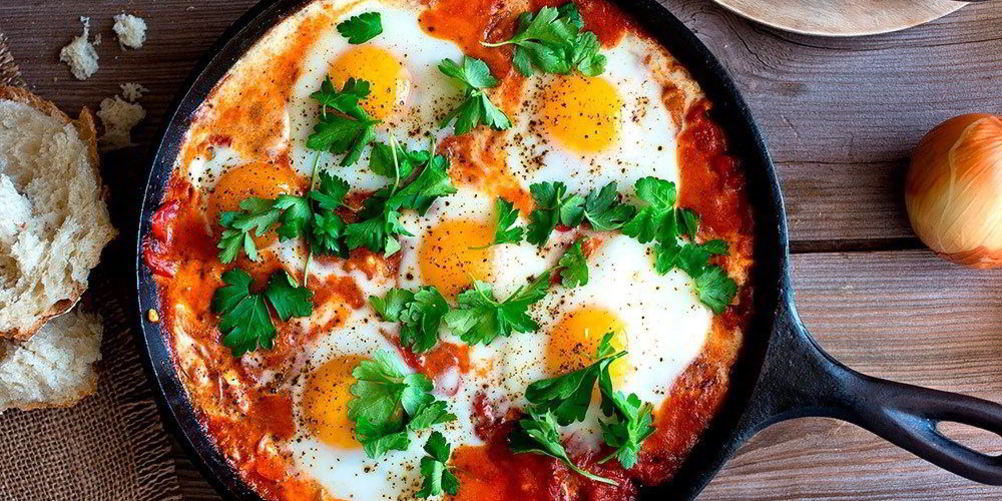 Как приготовить шакшуку — яичницу с помидорами