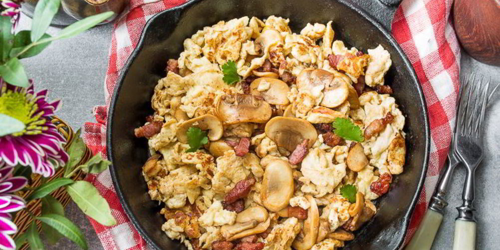 Как приготовить сливочную яичницу-болтунью с грибами и беконом