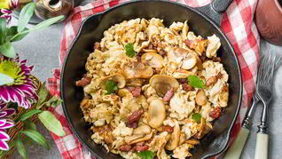 Рецепт Сливочной яичницы-болтуньи с грибами и беконом