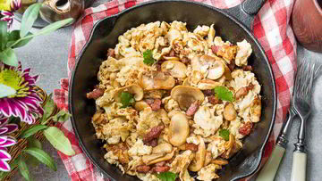 Рецепт Сливочной яичницы-болтуньи с грибами и беконом