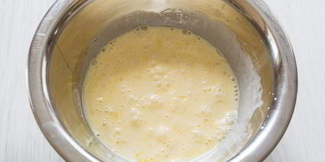 Рецепт сливочной яичницы-болтуньи с грибами и беконом