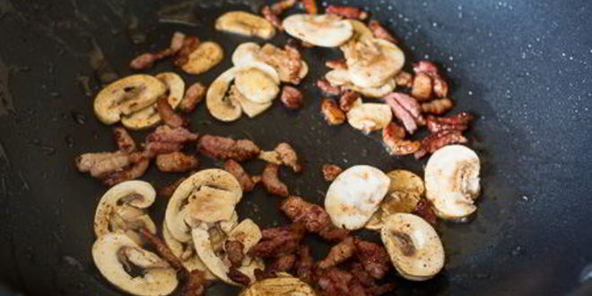 Рецепт сливочной яичницы-болтуньи с грибами и беконом