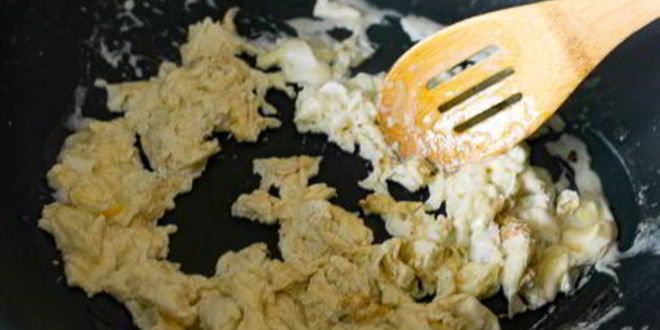 Рецепт сливочной яичницы-болтуньи с грибами и беконом