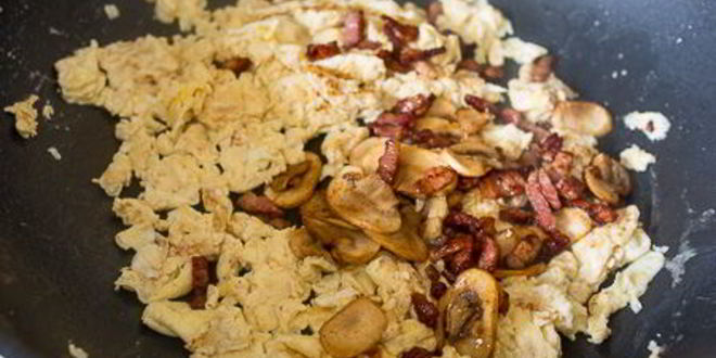 Рецепт сливочной яичницы-болтуньи с грибами и беконом