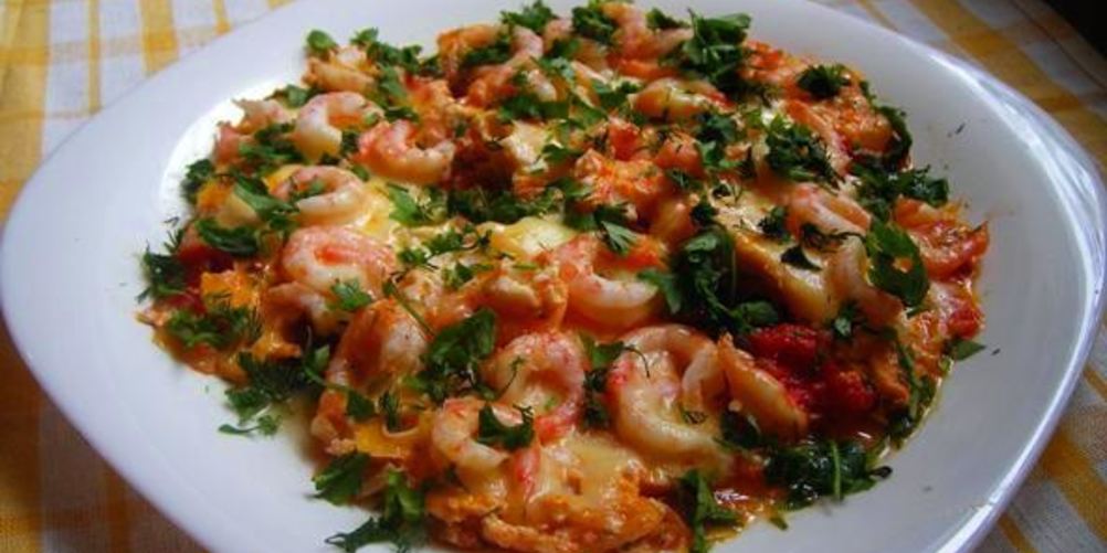 Как приготовить сырную яичницу с креветками и помидорками