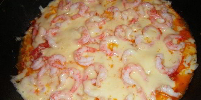 Рецепт сырной яичницы с креветками и помидорками