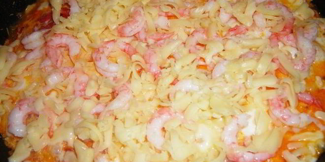 Рецепт сырной яичницы с креветками и помидорками