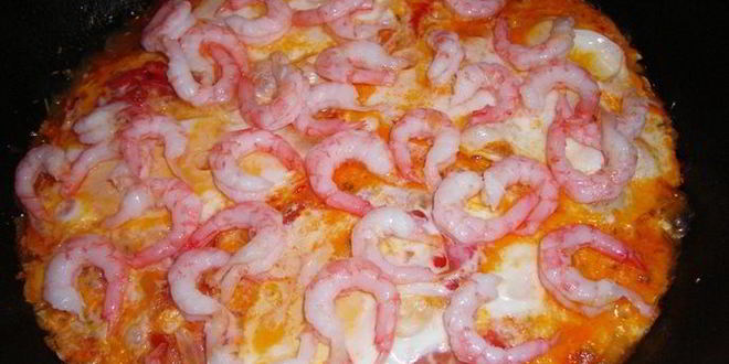 Рецепт сырной яичницы с креветками и помидорками