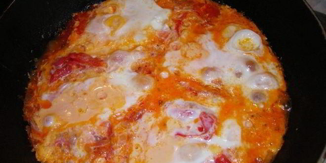 Рецепт сырной яичницы с креветками и помидорками