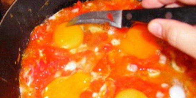 Рецепт сырной яичницы с креветками и помидорками