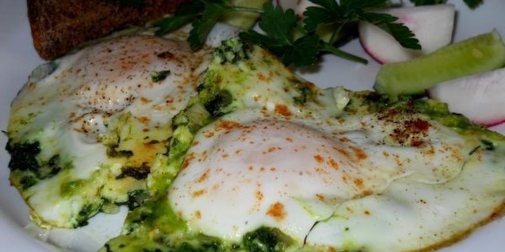 Как приготовить весеннюю яичницу со шпинатом