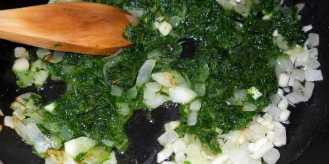 Рецепт весенней яичницы со шпинатом