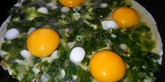 Рецепт весенней яичницы со шпинатом