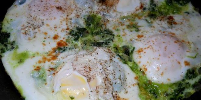 Рецепт весенней яичницы со шпинатом