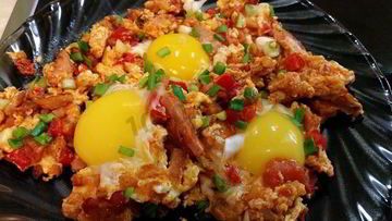 Рецепт Вкуснейшей яичницы с копченой грудинкой, помидорами