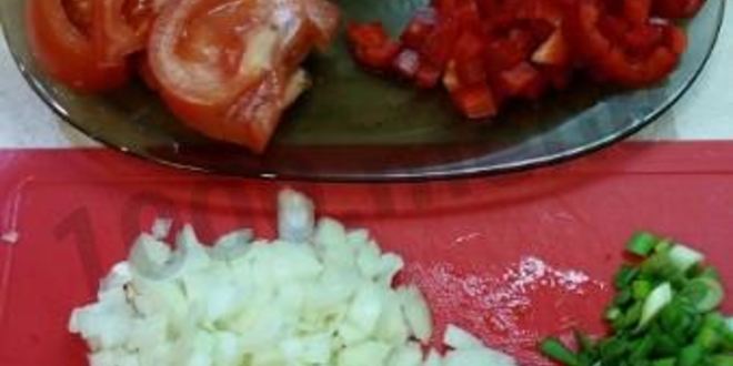 Рецепт вкуснейшей яичницы с копченой грудинкой, помидорами