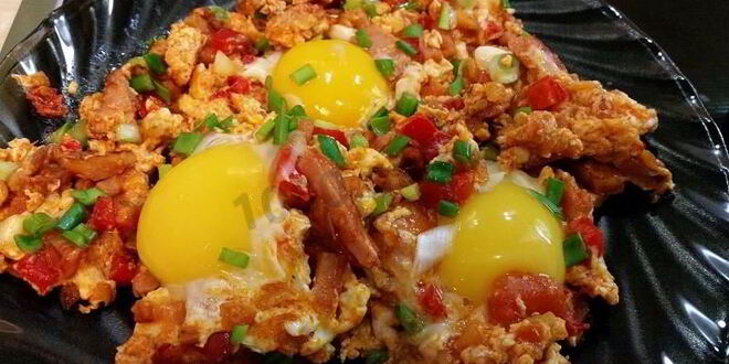 Рецепт вкуснейшей яичницы с копченой грудинкой, помидорами