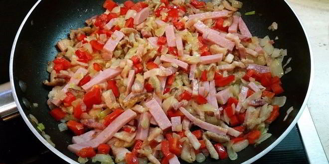 Рецепт вкуснейшей яичницы с копченой грудинкой, помидорами