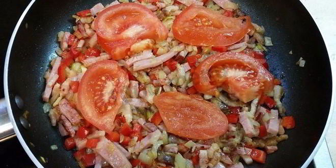 Рецепт вкуснейшей яичницы с копченой грудинкой, помидорами
