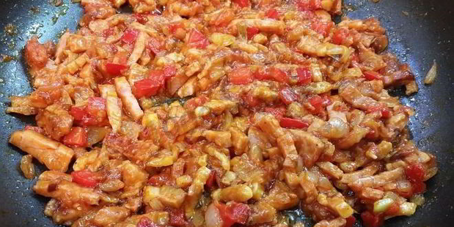 Рецепт вкуснейшей яичницы с копченой грудинкой, помидорами