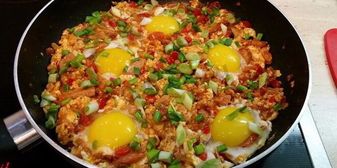 Рецепт вкуснейшей яичницы с копченой грудинкой, помидорами