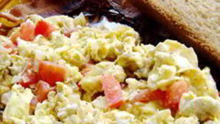 Рецепт Яичницы-болтуньи с фетой и помидорами