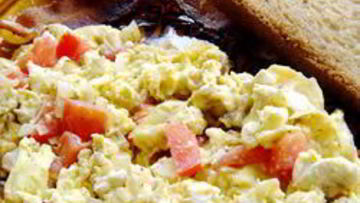 Рецепт Яичницы-болтуньи с фетой и помидорами