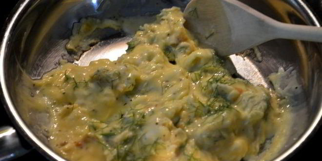 Рецепт яичницы-болтуньи с копченой семгой