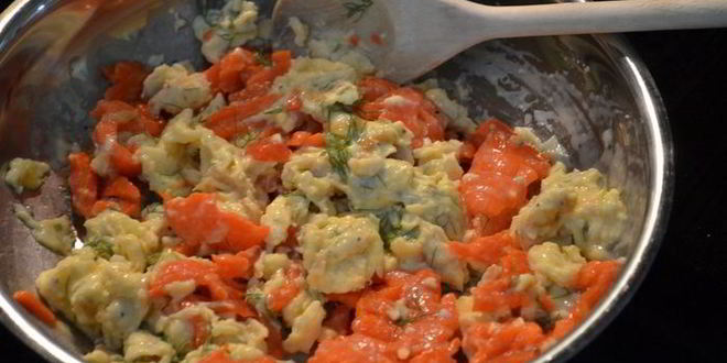 Рецепт яичницы-болтуньи с копченой семгой