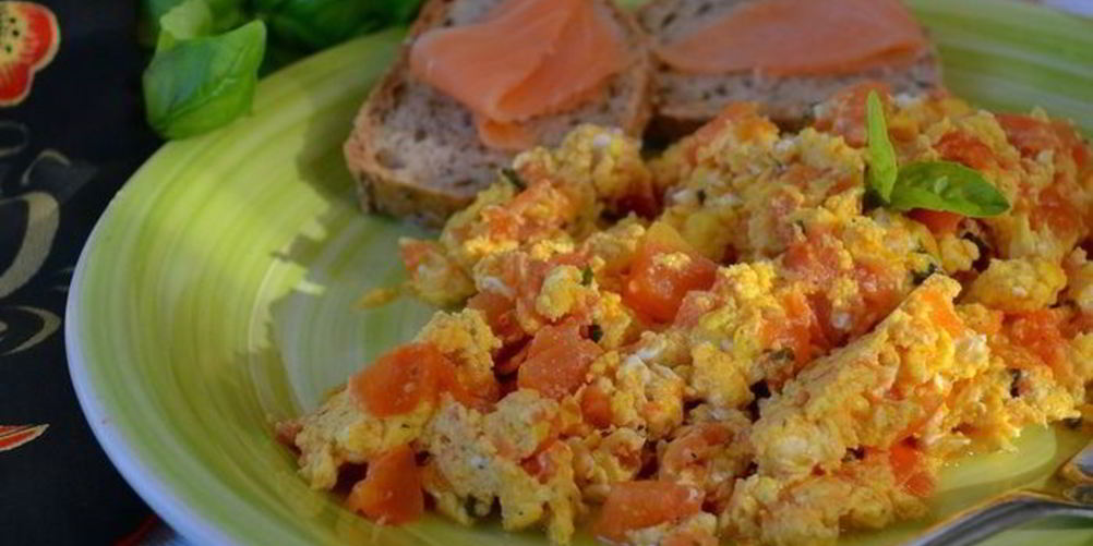 Как приготовить яичницу-болтунью с помидорами