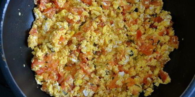 Рецепт яичницы-болтуньи с помидорами