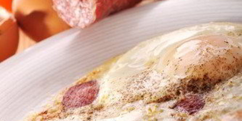 Как приготовить яичницу-глазунью с колбасой