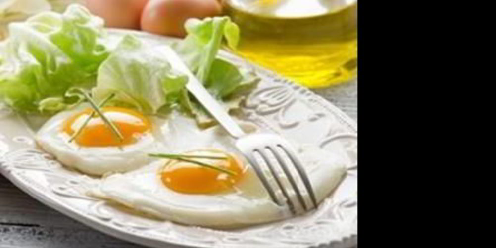 Как приготовить яичницу-глазунью с огурцом и помидорами