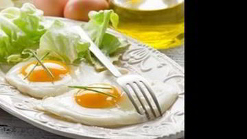 Рецепт Яичницы-глазуньи с огурцом и помидорами