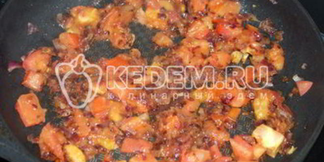 Рецепт яичницы глазунья с помидорами и халапеньо