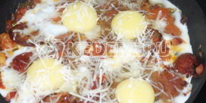 Рецепт яичницы глазунья с помидорами и халапеньо