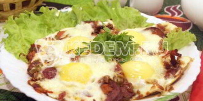 Рецепт яичницы глазунья с помидорами и халапеньо