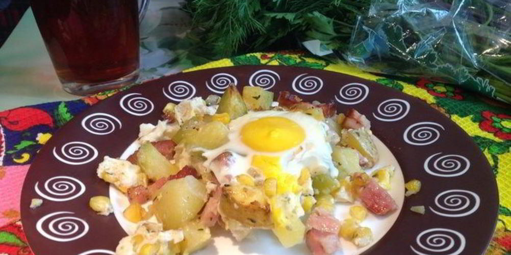 Как приготовить яичницу и запеченный картофель с беконом и ароматными травами