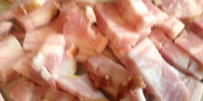 Рецепт яичницы и запеченный картофель с беконом и ароматными травами