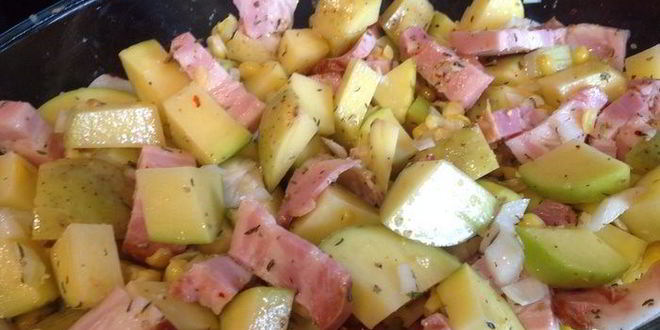 Рецепт яичницы и запеченный картофель с беконом и ароматными травами