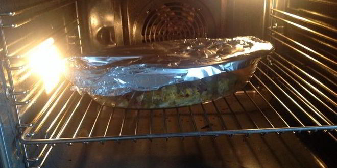 Рецепт яичницы и запеченный картофель с беконом и ароматными травами